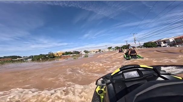 Vídeo: surfista amigo de Pedro Scooby mostra resgate de jet ski no RS