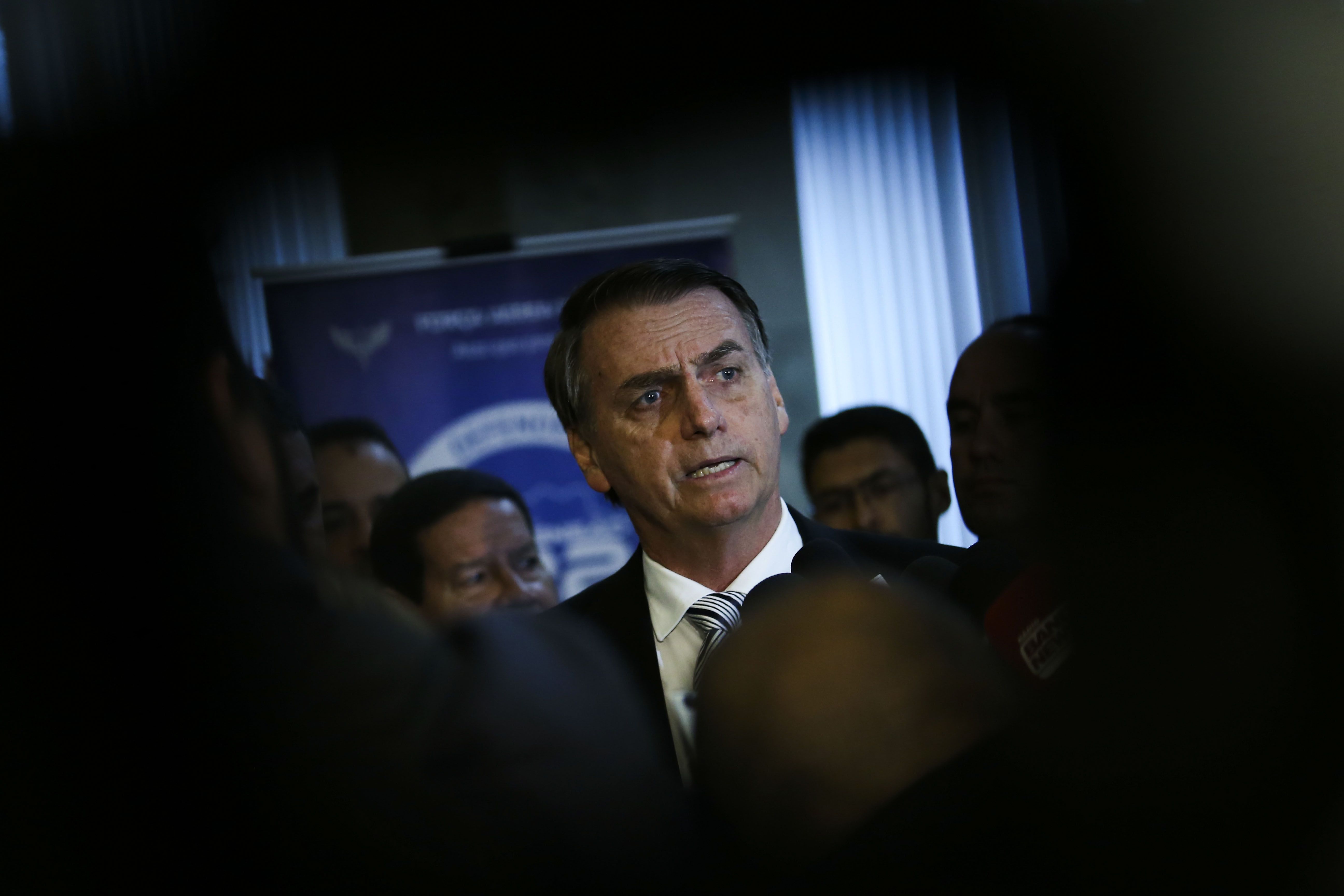 Para suavizar crises de soluço, Bolsonaro pode passar por nova intervenção médica