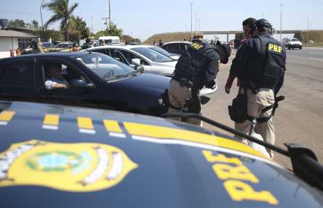 Blitz educativa no posto da Polícia Rodoviária Federal (PRF), localizado na BR 040