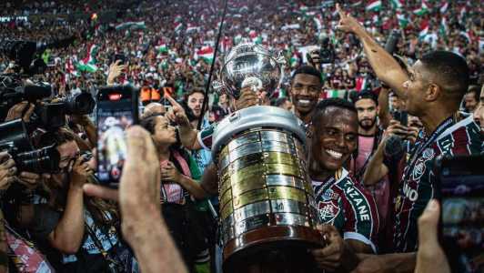 Jhon Arias com a taça da Libertadores da América