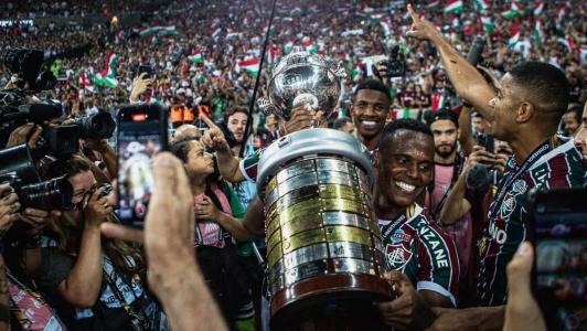 Jhon Arias com a taça da Libertadores da América
