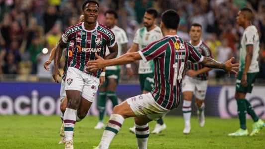 Jhon Arias e Cano comemorando um dos gols da vitória do Fluminense sobre o Palmeiras
