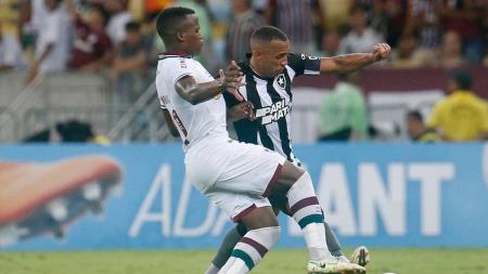 Jhon Arías e Marçal em disputa no clássico entre Fluminense e Botafogo