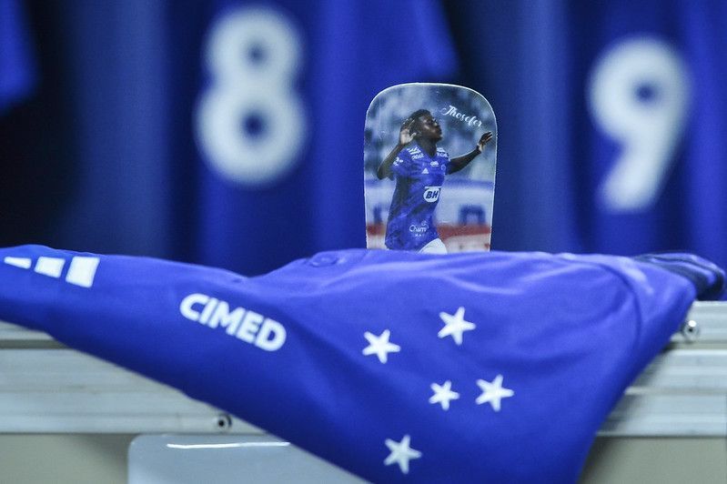 Jogador se derrete pelo Cruzeiro ao completar 'metade da vida' no clube
