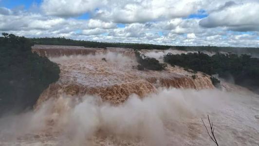 A vazão chegou a 17 milhões de litros d'água por segundo, nível 11 vezes maior que a média normal