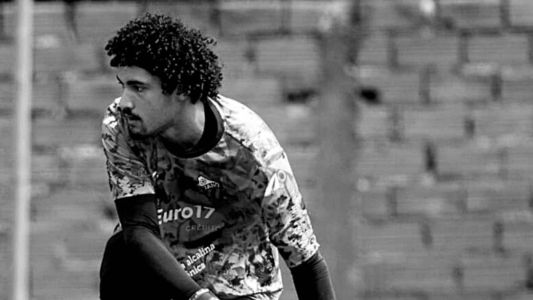 Jian Kayo, de 21 anos, foi encontrado morto em casa neste domingo (19)