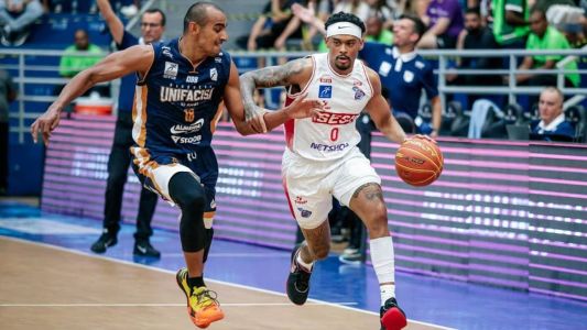 Jimmy, ala da Unifacisa, e Michael Smith, ala-armador do Franca