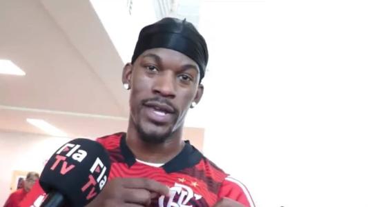 Jimmy Butler visitou o Flamengo durante férias no Brasil