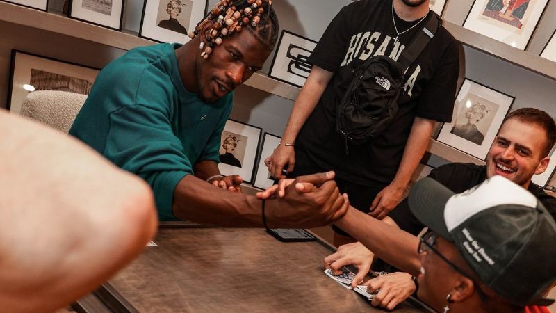 Astro da NBA joga truco com influenciadores e brinca: 'Eu sou brasileiro'