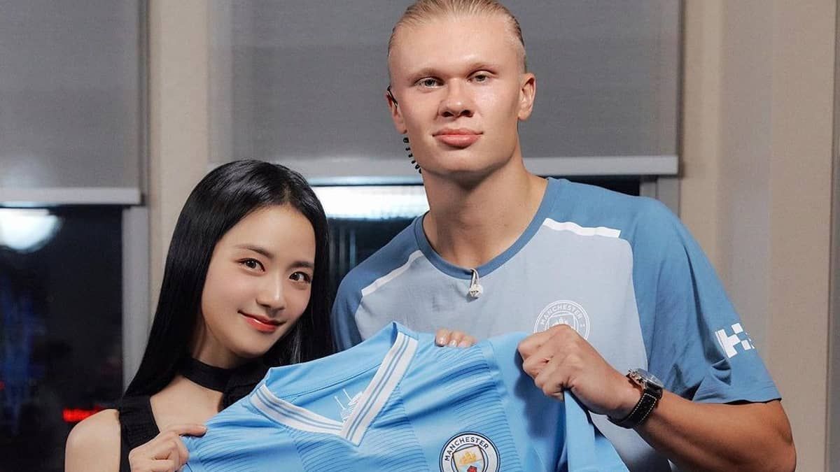 Haaland posa com estrela do K-pop e a presenteia com camisa do Manchester City