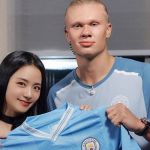 Haaland posa com estrela do K-pop e a presenteia com camisa do Manchester City