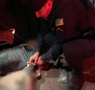 Vítima sendo socorrida pela Polícia Municipal em Mariana