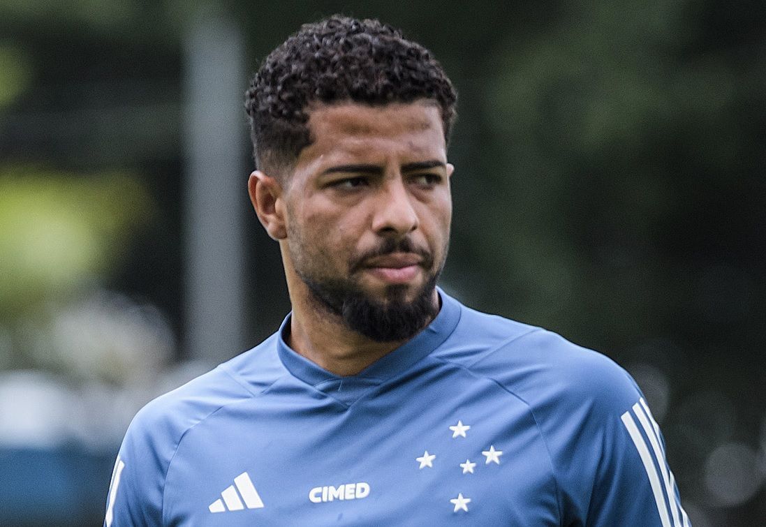 João Marcelo vai sair do Cruzeiro? Diretor explica planejamento para zagueiro
