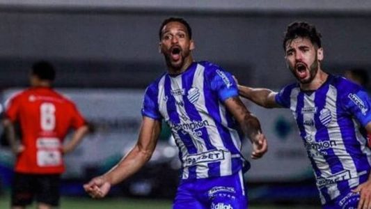 Jô marcou o gol da vitória do time alagoano neste domingo (30)