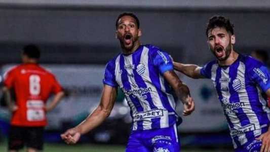 Jô marcou o gol da vitória do time alagoano neste domingo (30)