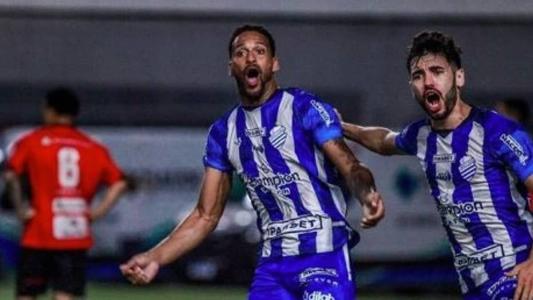 Jô marcou o gol da vitória do time alagoano neste domingo (30)