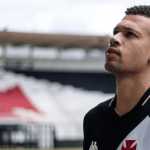 Zagueiro deve voltar a ser relacionado pelo Vasco em clássico contra o Fluminense