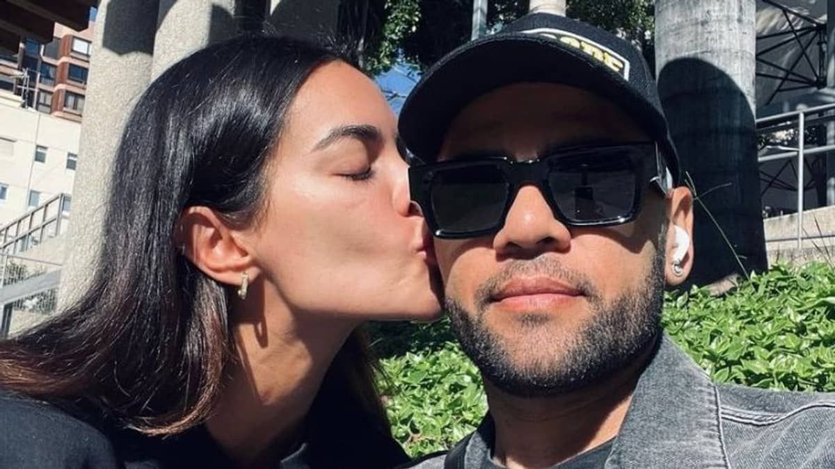 Mulher de Daniel Alves indica fim do casamento