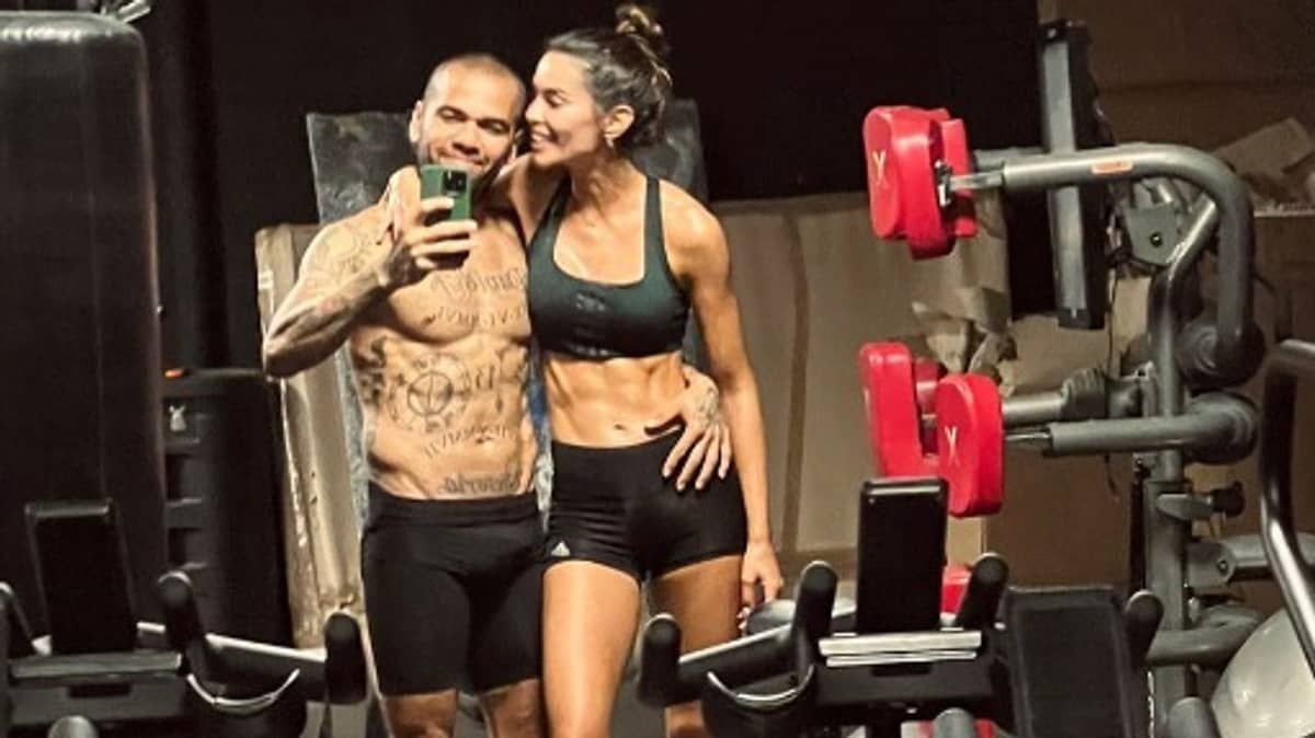 Mulher de Dani Alves se pronuncia após prisão do lateral na Espanha: confira