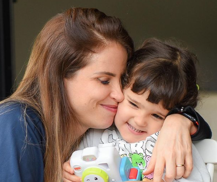 Filha de repórter da Globo rouba a cena ao vivo e revela time: 'Cruzeiro cabuloso'