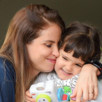 Filha de repórter da Globo rouba a cena ao vivo e revela time: 'Cruzeiro cabuloso'