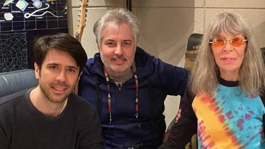 João ao lado dos pais, Roberto de Carvalho e Rita Lee