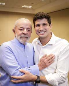 O presidente Lula (esq.) e o novo presidente do PSB e prefeito do Recife, João Campos (dir.)