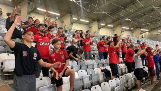 João, de camisa preta, foi ao Mineirão com o irmão gêmeo Davi e outros familiares