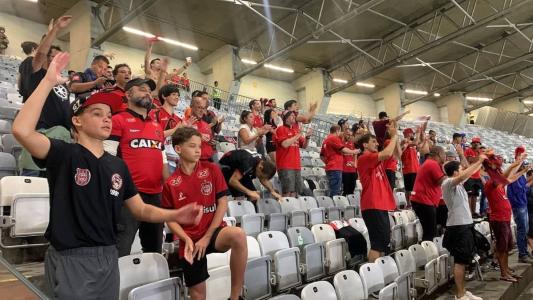 João, de camisa preta, foi ao Mineirão com o irmão gêmeo Davi e outros familiares