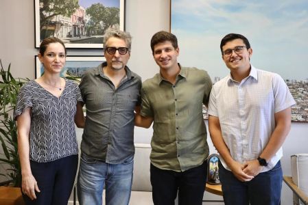 Da esquerda para a direita: a produtora Emilie Lesclaux; o cineasta Kleber Mendonça Filho; o prefeito do Recife, João Campos; e o vice-prefeito do Recife, Victor Marques