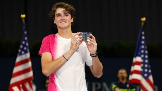 João Fonseca com o troféu de campeão do US Open Juvenil