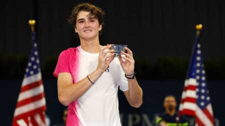 João Fonseca com o troféu de campeão do US Open Juvenil