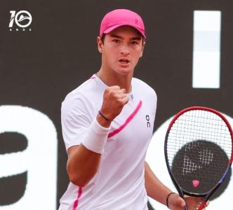 João Fonseca venceu o francês Arthur Fils na estreia da chave principal do Rio Open