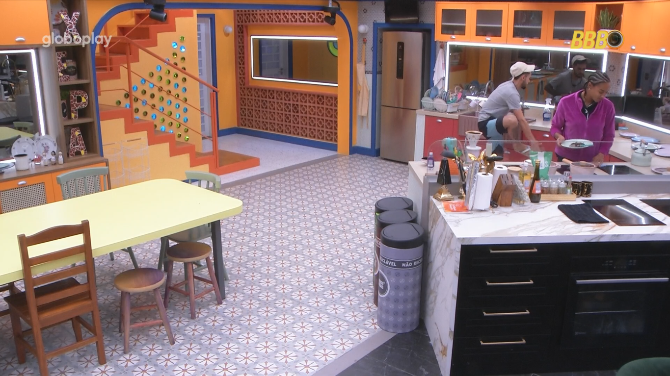 BBB 25: João Gabriel socorre Aline após ela encontrar réptil na cozinha