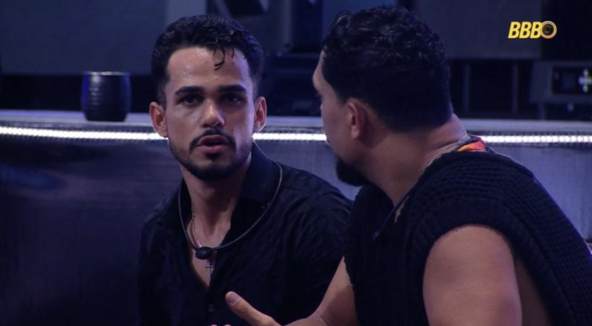 BBB 25: Vinícius pega João Gabriel no colo e causa alvoroço nos participantes