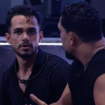 BBB 25: Vinícius pega João Gabriel no colo e causa alvoroço nos participantes