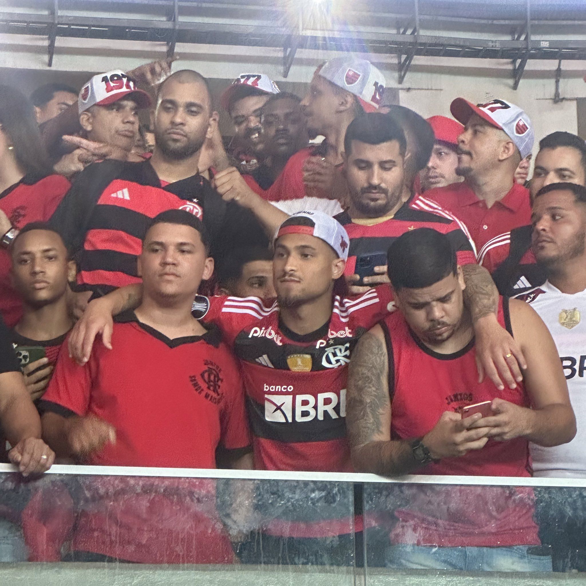 Ex-jogador do Flamengo assiste a jogo no Maracanã no meio da torcida