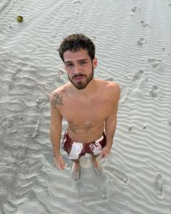 Ator João Guilherme mudou o visual
