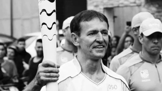 João Luiz Ribeiro durante volta com tocha nos Jogos Olímpicos do Brasil