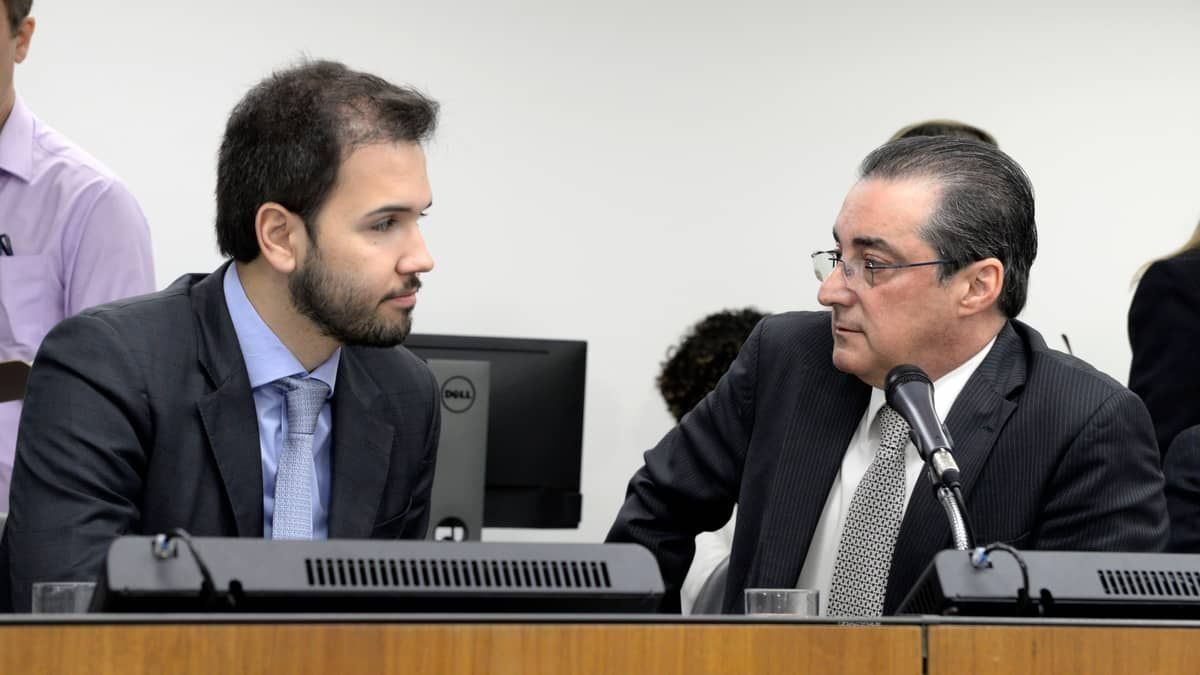 Governo Zema quer esperar volta do presidente da ALMG para anunciar novo líder