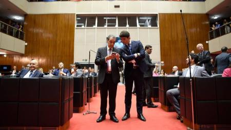 João Magalhães (esq.) é o líder do governo Zema no Parlamento