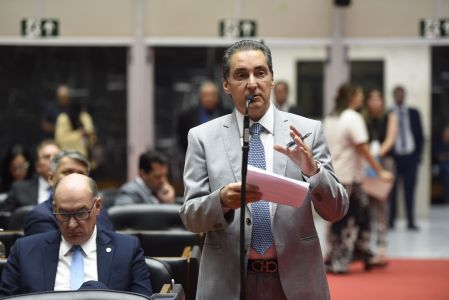 A deputada Bella Gonçalves faz discurso no plenário da Assembleia de Minas