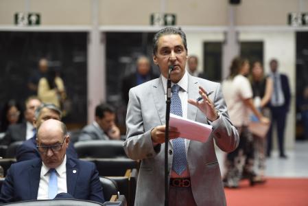 A deputada Bella Gonçalves faz discurso no plenário da Assembleia de Minas