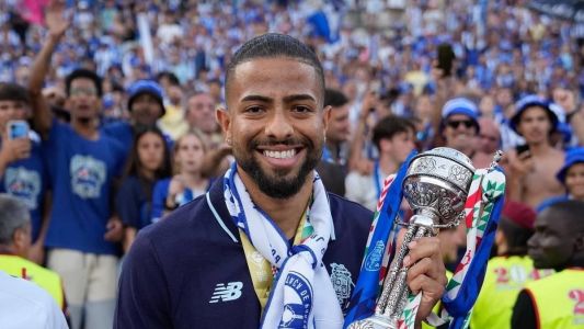 João Marcelo com o troféu de campeão da Copa de Portugal, em maio