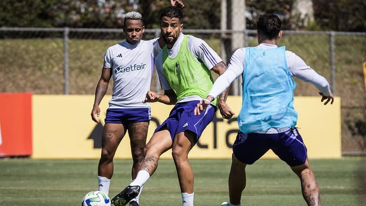 Zagueiro João Marcelo faz primeiro treino no Cruzeiro; veja imagens 