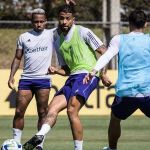 Zagueiro João Marcelo faz primeiro treino no Cruzeiro; veja imagens 