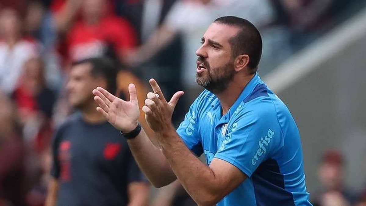 Quem é João Martins, auxiliar de Abel no Palmeiras e acusado de xenofobia pela CBF