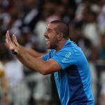 Auxiliar do Palmeiras reclama do gramado e elogia o Vasco