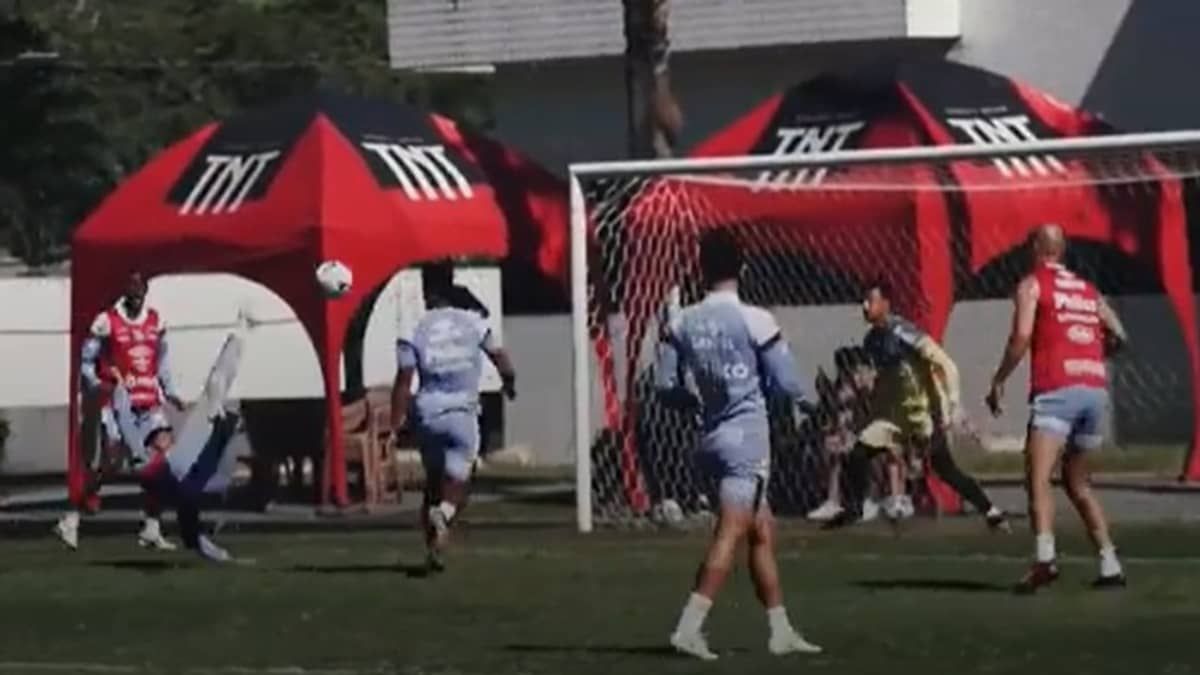 Goleiro João Paulo marca golaço em treino do Santos; assista