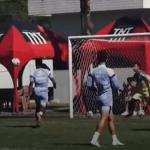 Goleiro João Paulo marca golaço em treino do Santos; assista